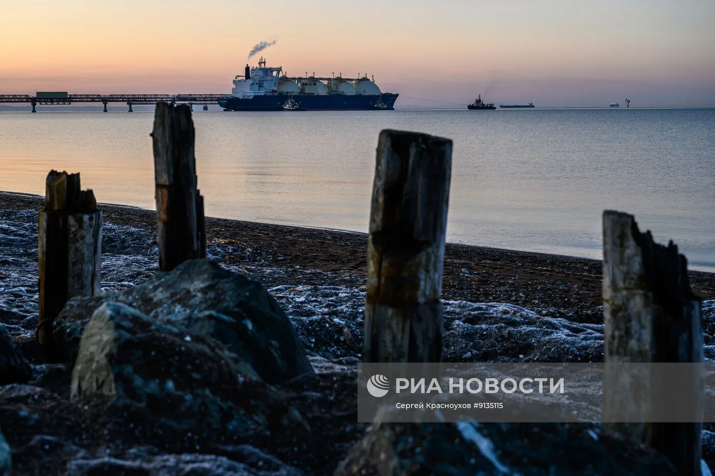 Сегодня со стариной #Nikon-ом встречали рассвет на СПГ, снимали танкер "Cygnus passage"...
