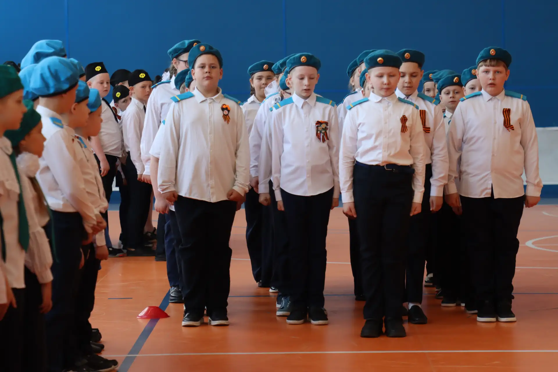 🇷🇺 Сегодня в нашей школе стартовал традиционный Смотр строя и песни.  Он начался с третьих классов. 
