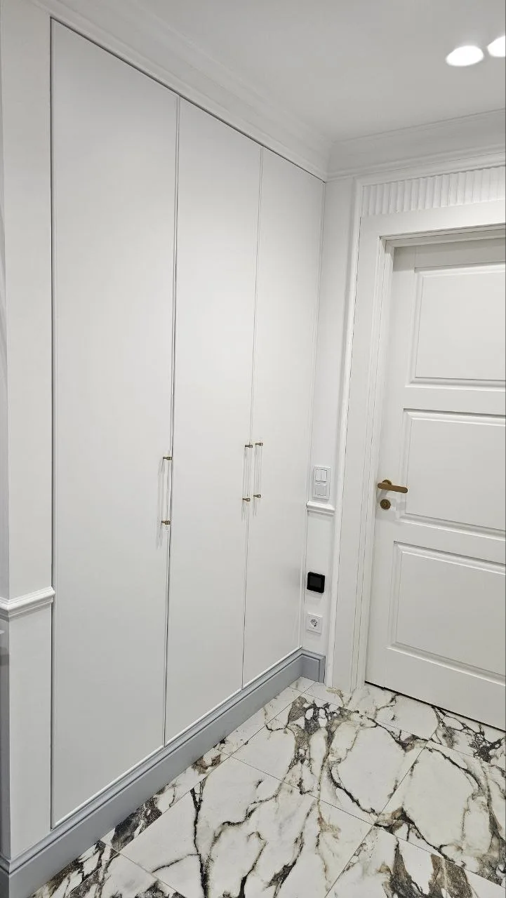 В прихожей установили шкафы. Фасады эмаль с лаконичной фрезеровкой. 🚪✨