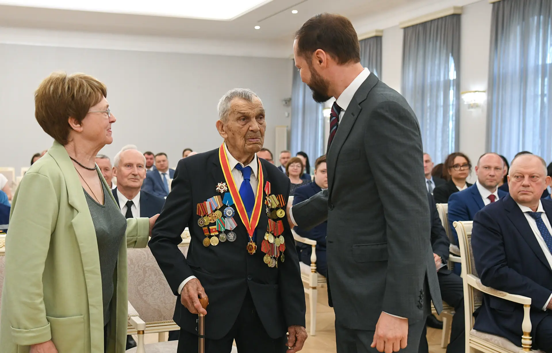 Бывают моменты, когда все заготовленные слова и строгий регламент мероприятия просто теряют смысл. С