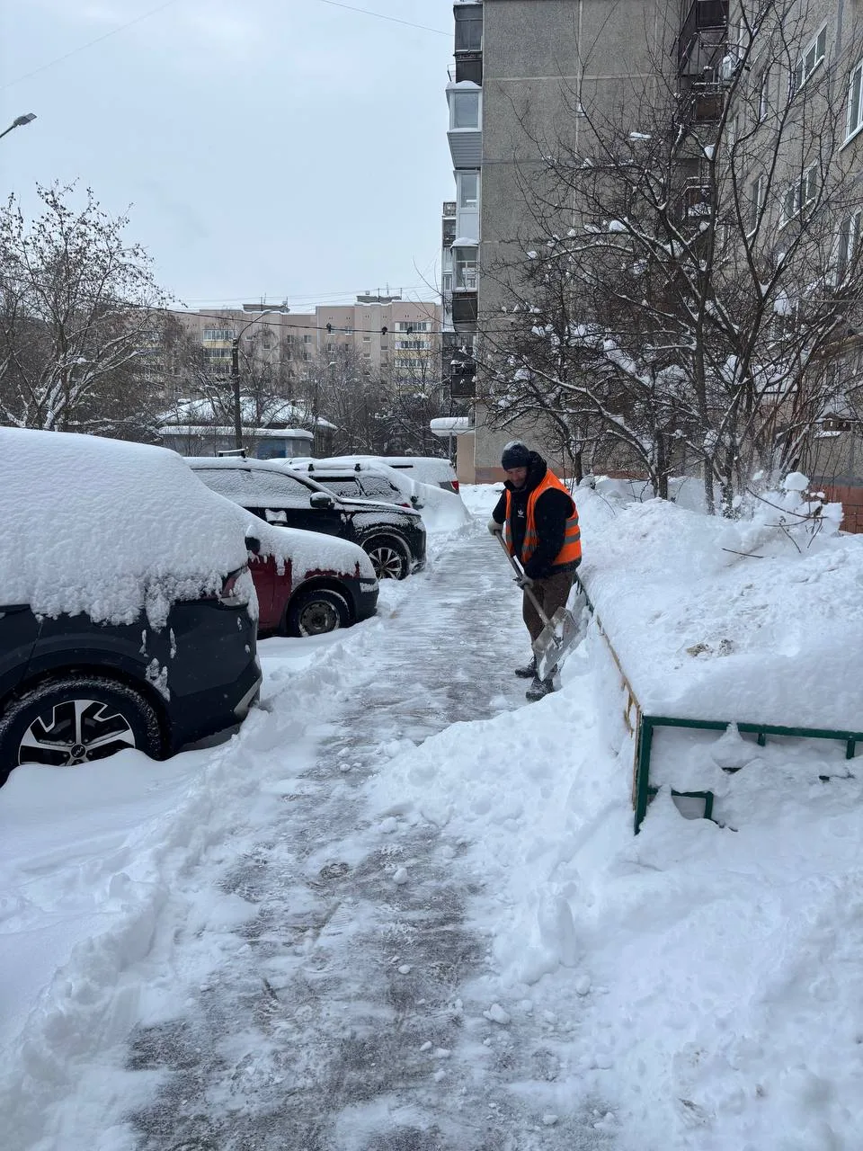 ❄️ Уборка снега в Советском районе — в усиленном режиме! 🚜  Дворники и специализированная техника До