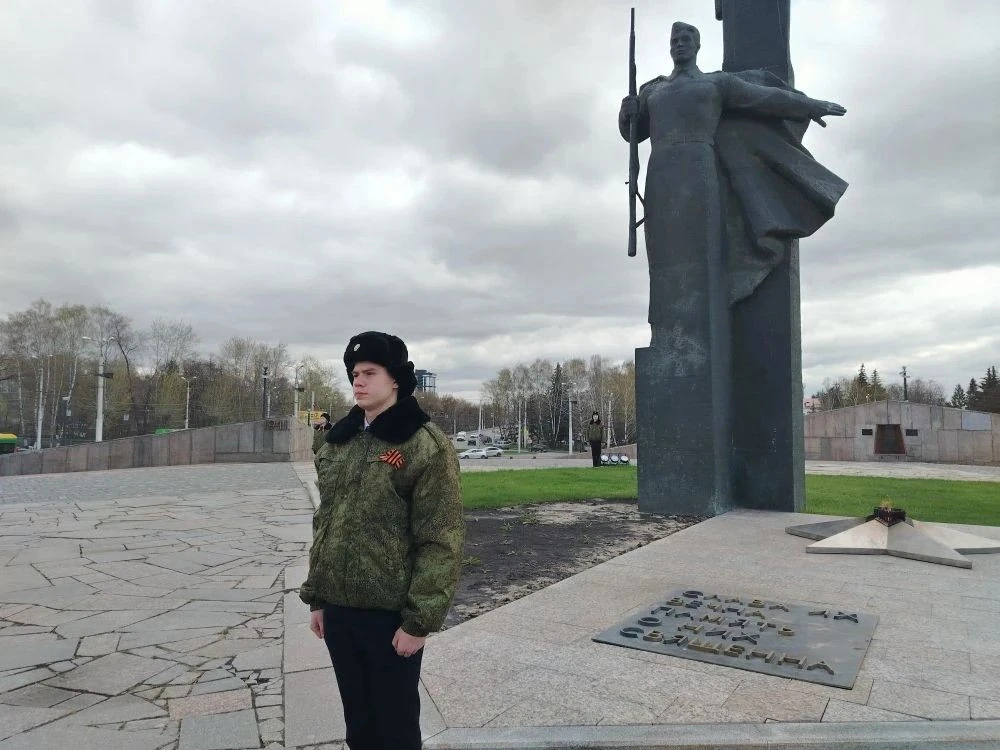 Кадеты школы — участники патриотической акции «Пост №1» 22 апреля кадеты 8 «Б» и 9 «Б» классов приня