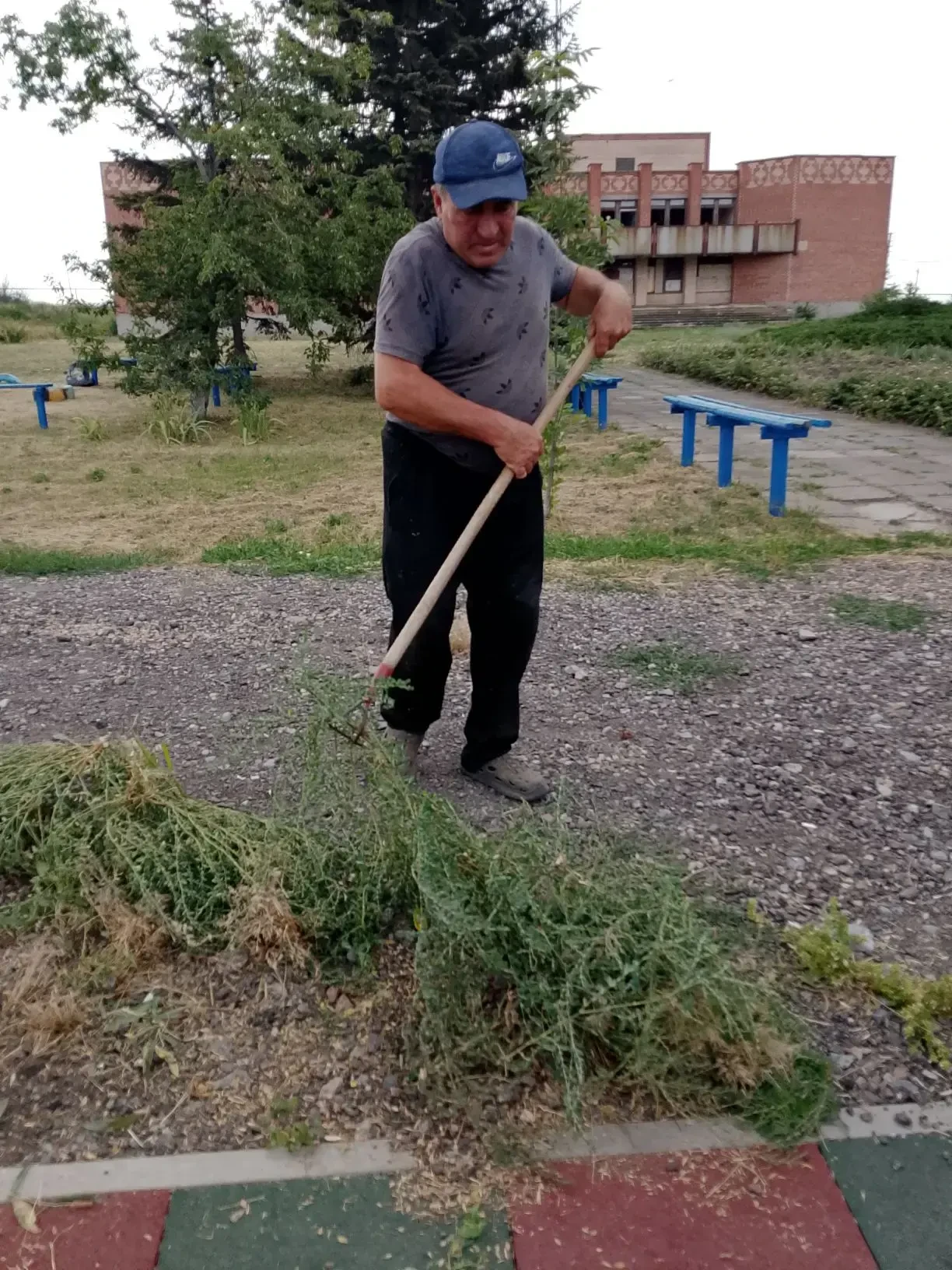 В МБУ "ОСЫКОВСКИЙ СДК "была проведена акция "Чистый четверг" по уборке прилегающей территории.