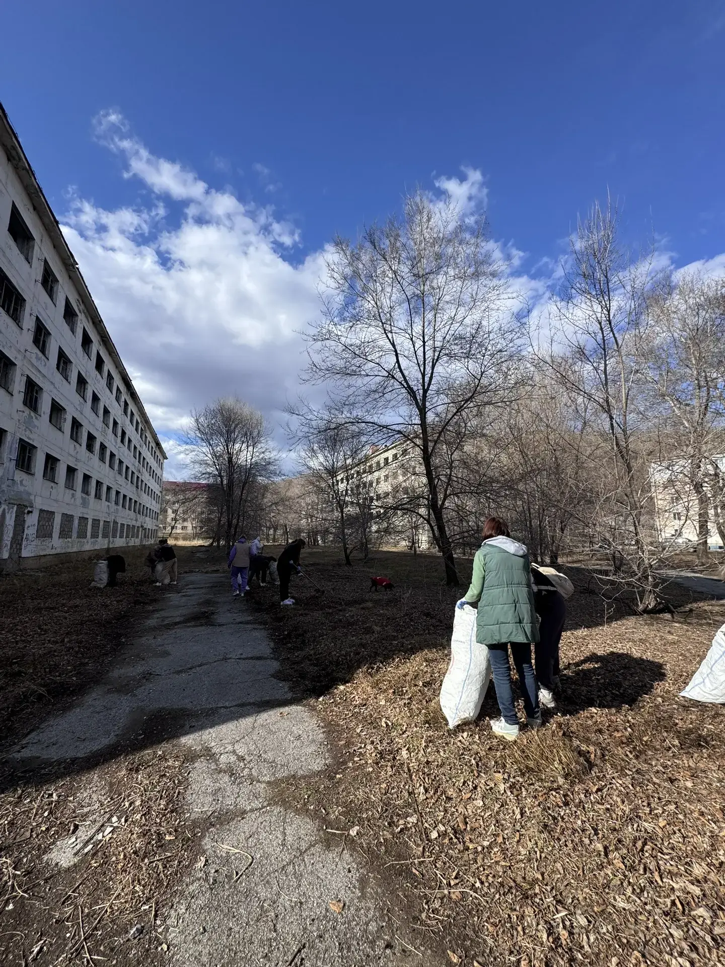 Субботники продолжаются  Вчера к уборке территории города присоединились студенты и коллектив Дальне