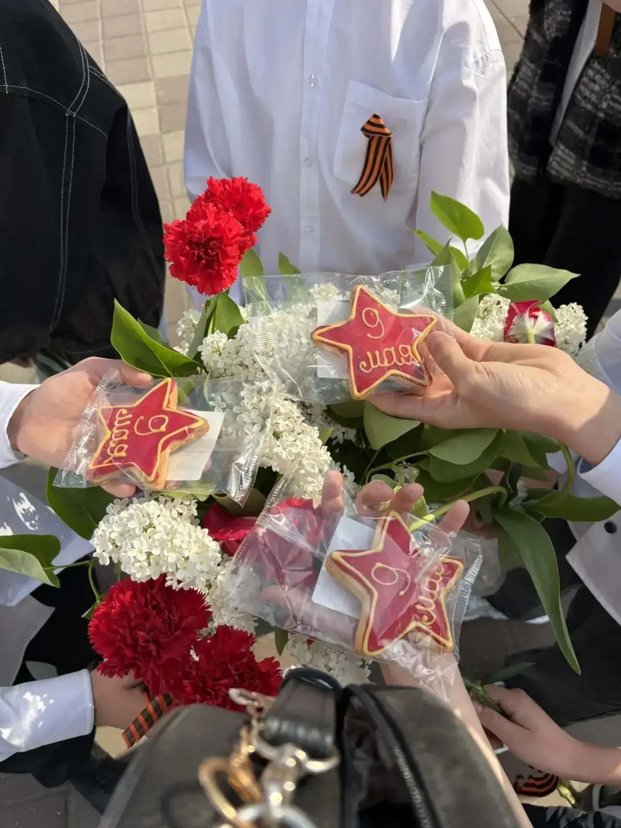 Вахта Памяти и праздничное шествие для возложения цветов к Мемориалу - это школьная традиция.  Ребят