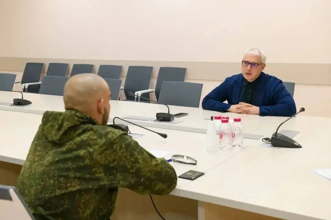 Глава Ноябрьска Алексей Романов поделился в соцсетях встречей с участником СВО Дмитрием. За год воен