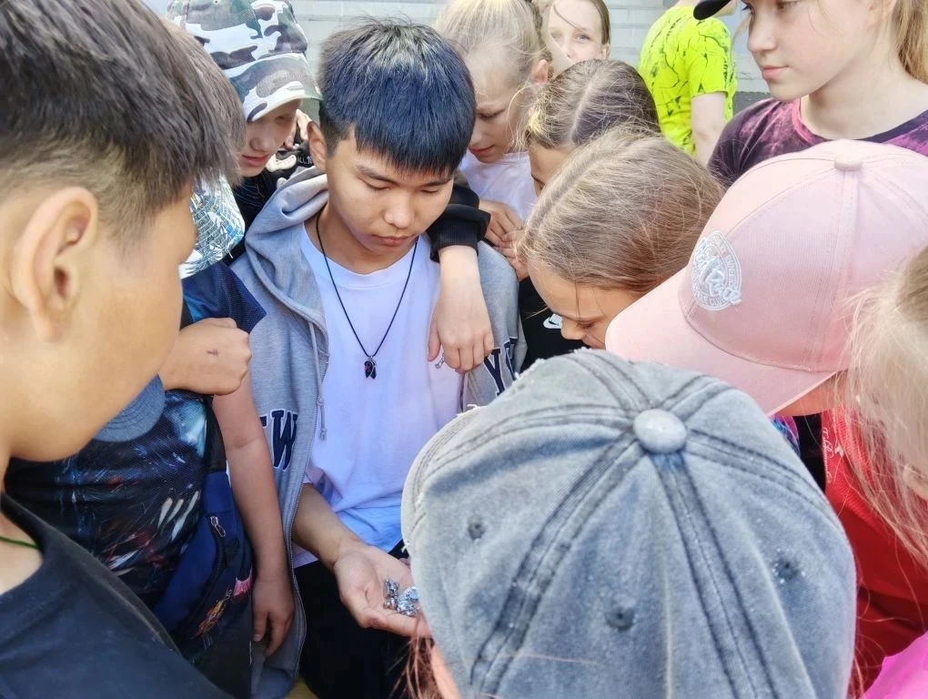 Тайны школьного двора!🏫

Сегодня наш лагерь превратился в мир таинственной игры "В поисках клада'",