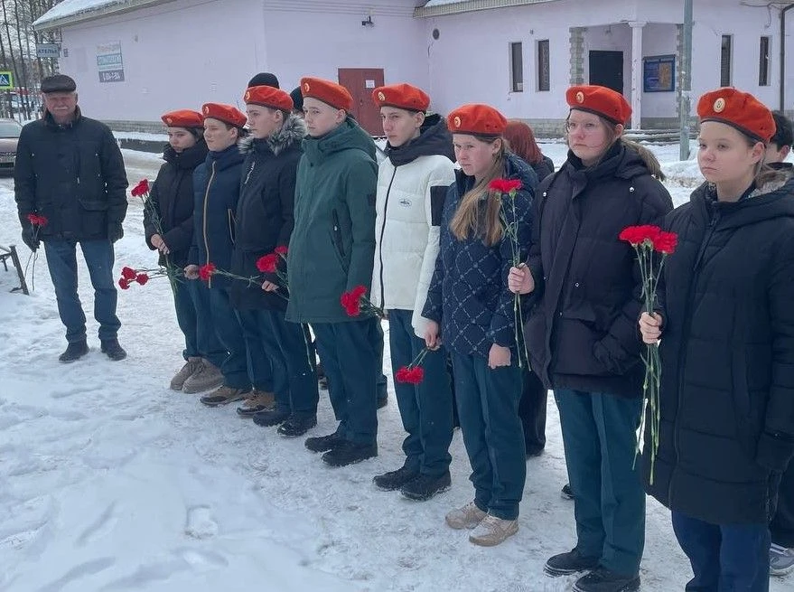 Цветы у обелиска   Кадеты Ново-Девяткинской школы присоединились к Всероссийской акции «Нашим Героям