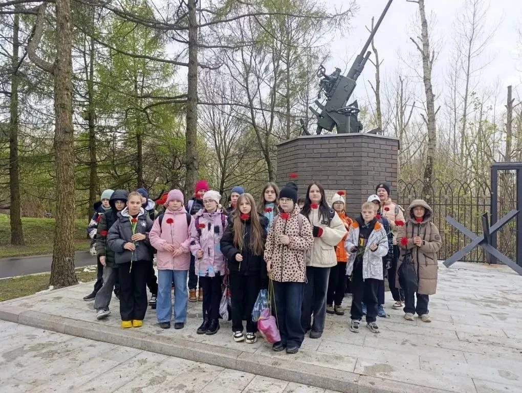 Красные гвоздики 🌹  🎖️В эти майские дни мы вновь обращаемся к памяти. Памяти о тех, кто прошел сквоз