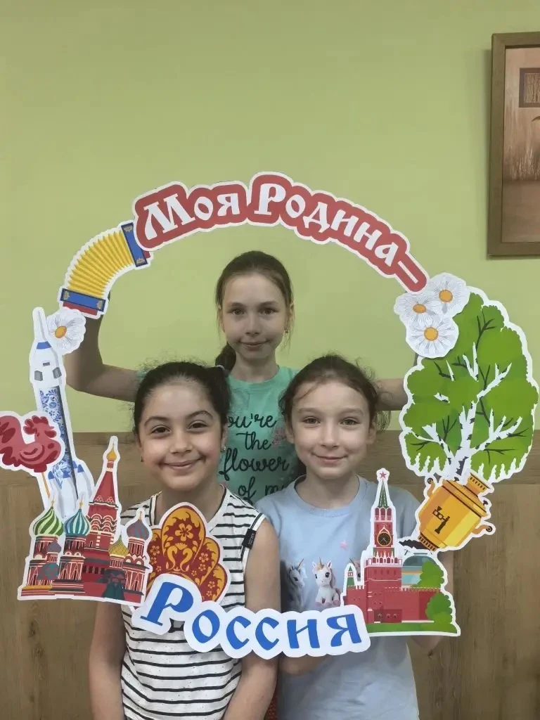 С любовью к Родине! 🇷🇺

Ребята из ЛОЛ «Кристаллоград» с гордостью говорят: «Моя Родина — Россия»! 
