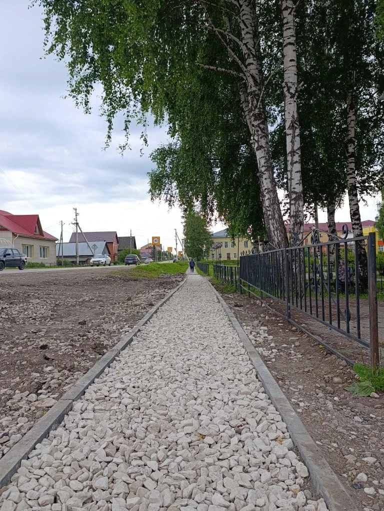 🚶‍В Усть-Кишерти ведутся работы по ремонту участков пешеходных тротуаров по улицам Октябрьская, Бер
