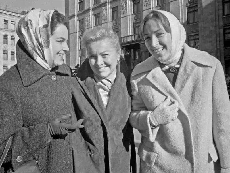 Три выдающиеся советские актрисы на прогулке по Москве, 1961 год. Они были не только коллегами по це