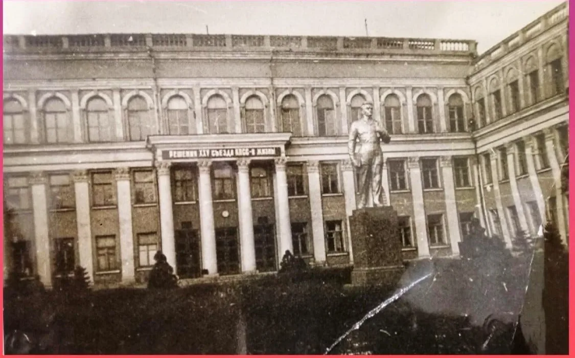 🧐 МелГУ, который вы не застали

Мало кто знает, но привычная нам локация перед главным корпусом Мел