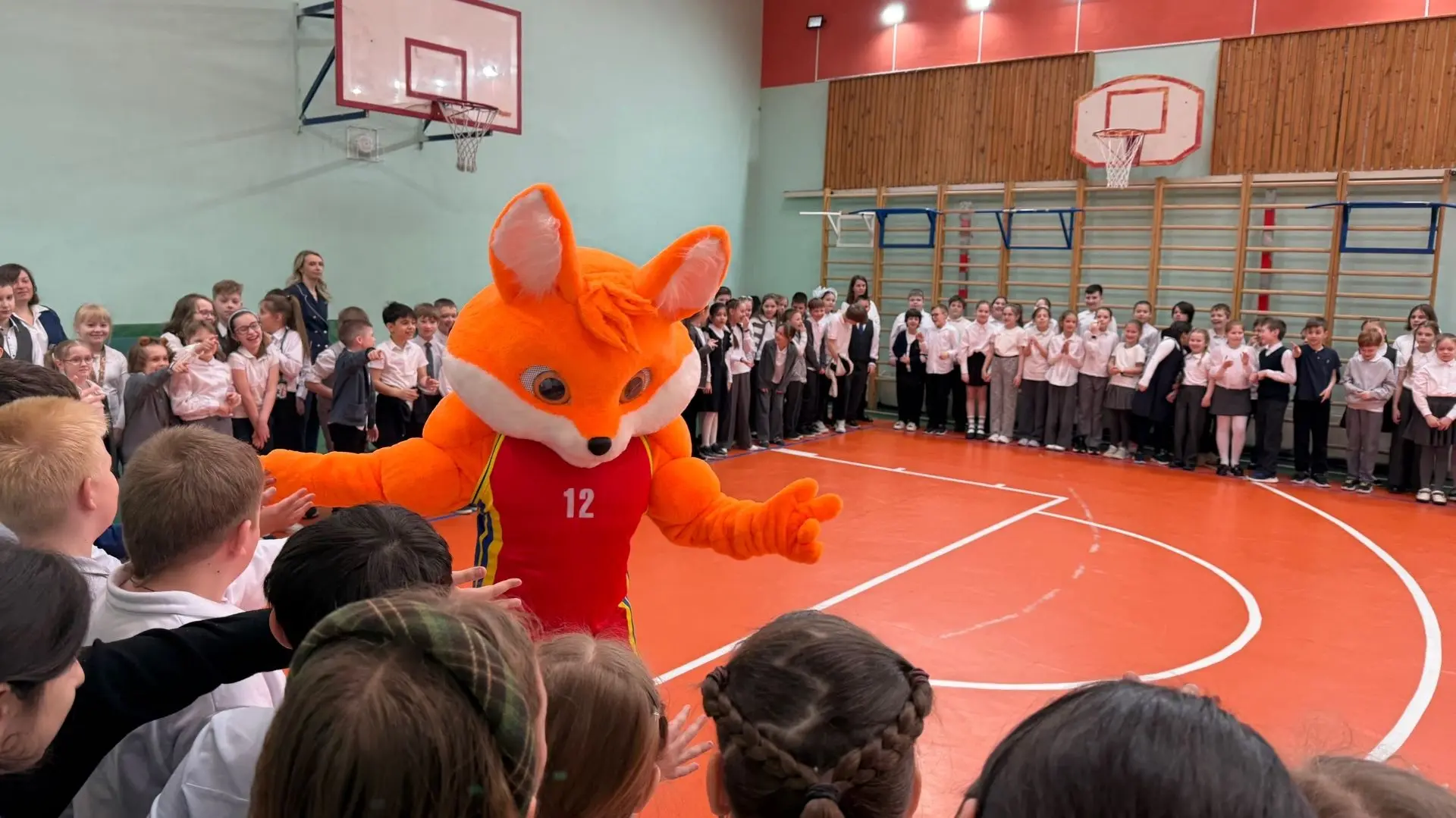 🇷🇺 Утро понедельника начинается с важного! ✨ Новая учебная неделя в нашей школе стартовала традицион