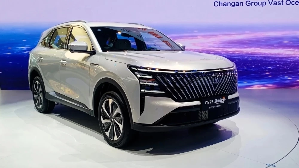 Changan показал в Пекине гибридный CS75 Plus HEV. Впрыск топлива 500 бар и пробег 1500 км