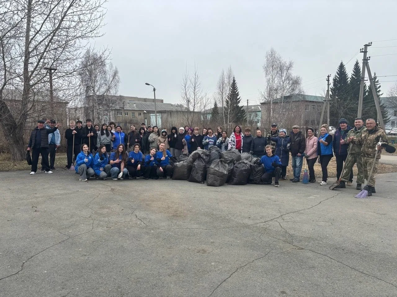 09.04.2026г.  Молодогвардейцы и волонтеры МБОУ лицей 3 навели порядок на территории аллеи Боевой Сла