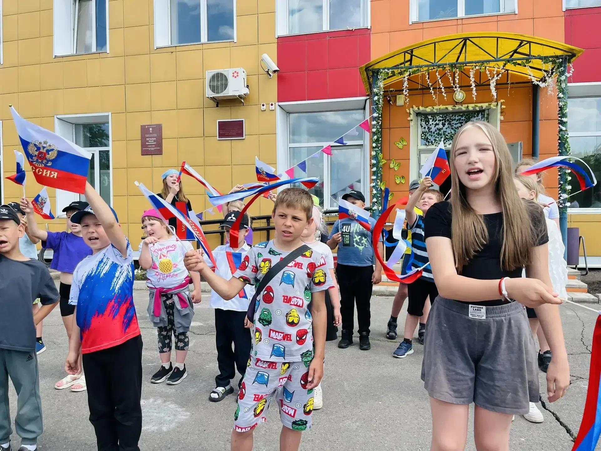 9 день в лагере «Весёлых человечков»: день творчества и патриотизма!

🌞Солнечный денёк начался с уд