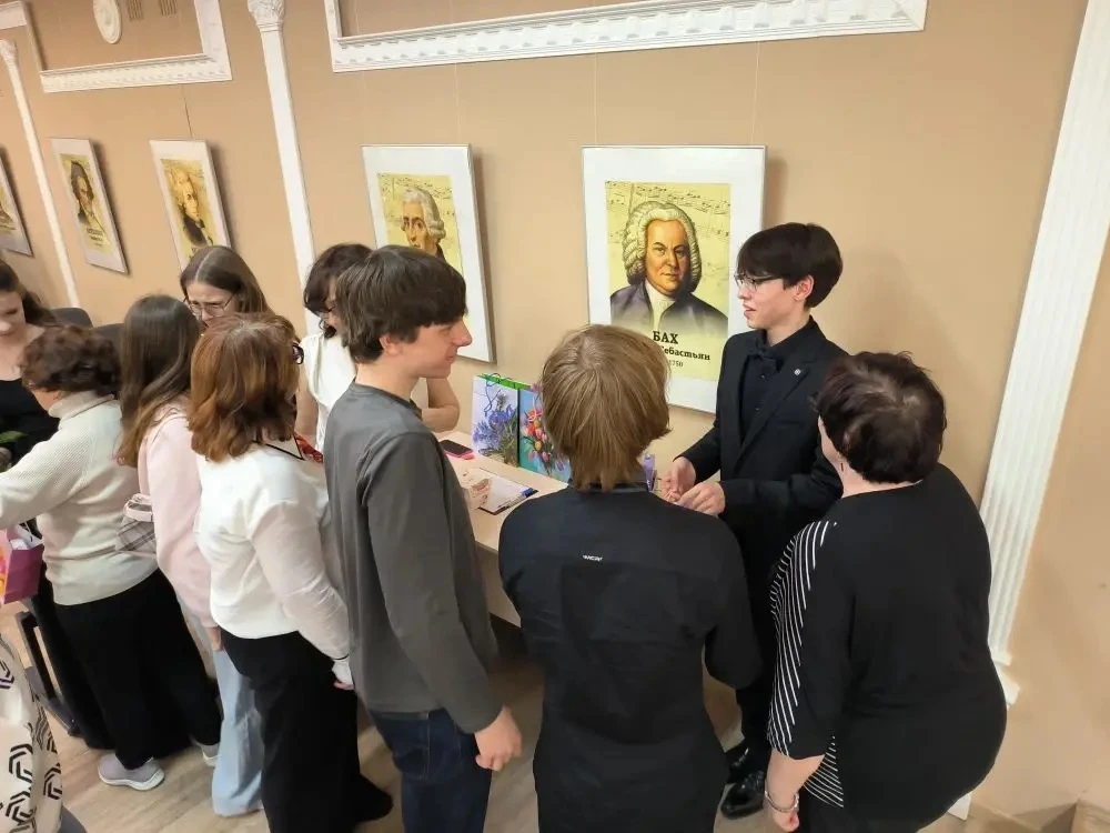 🎶✨  МЕЛОДИЯ ВЕЧНОСТИ✨🎶  Ученики  9В класса вместе с классным руководителем  Региной Ольгертовной Лиа