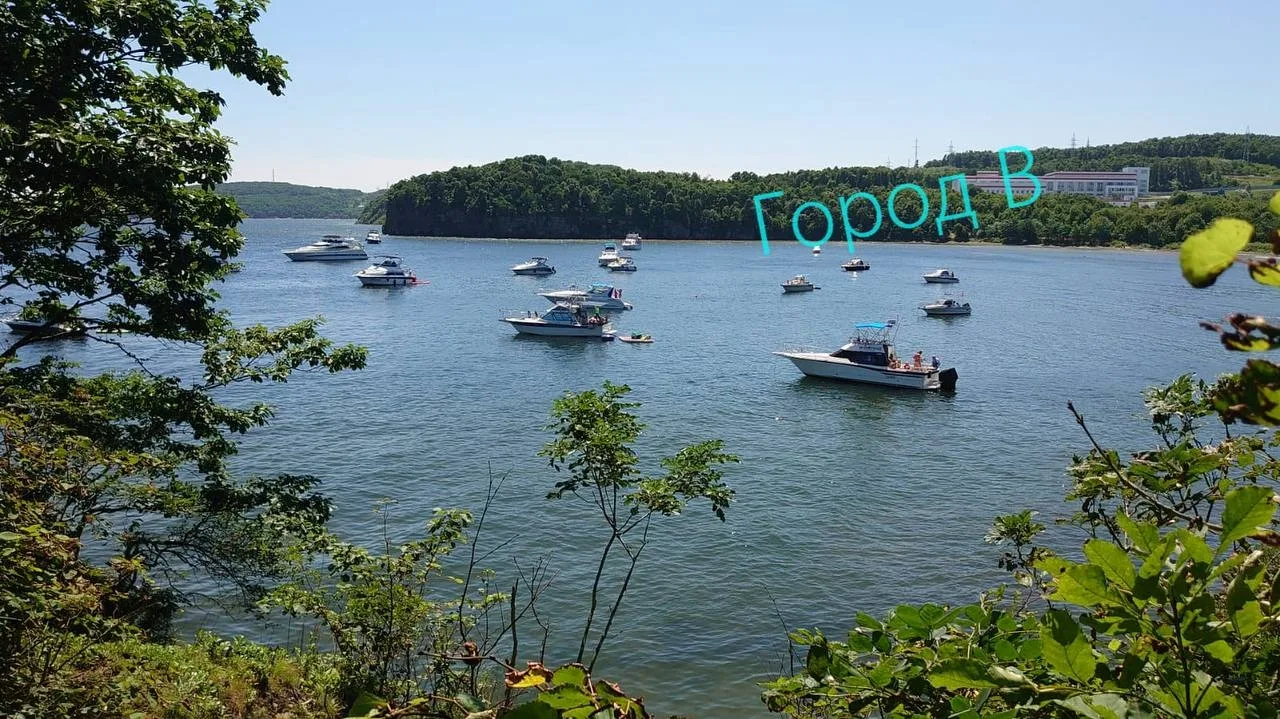 🌊#Обстановка_на _пляже в бухте Балка на Русском острове: здесь набились более 30 катер...