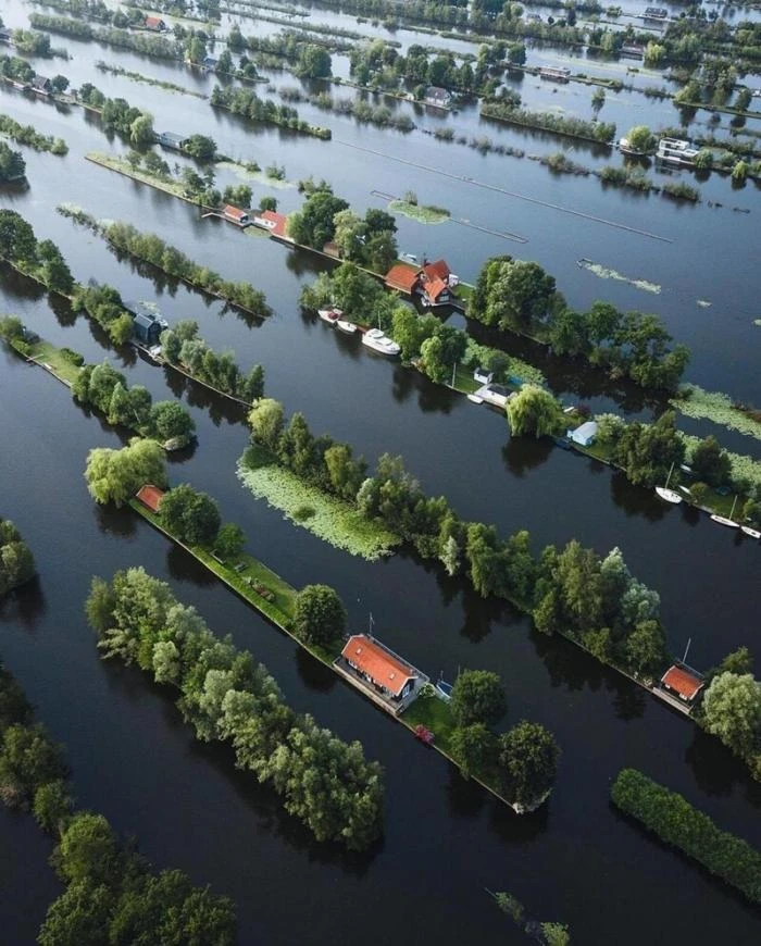 Голландская община, которая живёт на полосках земли посреди озера.