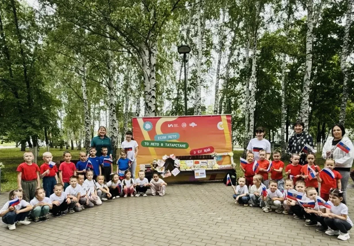 12 июнь - Россия көне уңаеннан Балалар китапханәсе хезмәткәрләре, Мәдәният һәм сәнгать паркында, "Ал