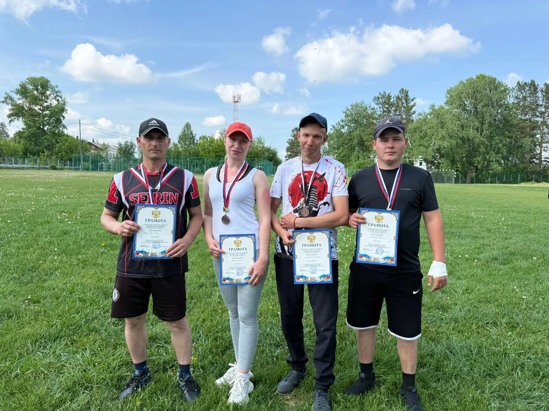 В Новой Солянке в честь Дня России прошла первая легкоатлетическая эстафета среди трудо...