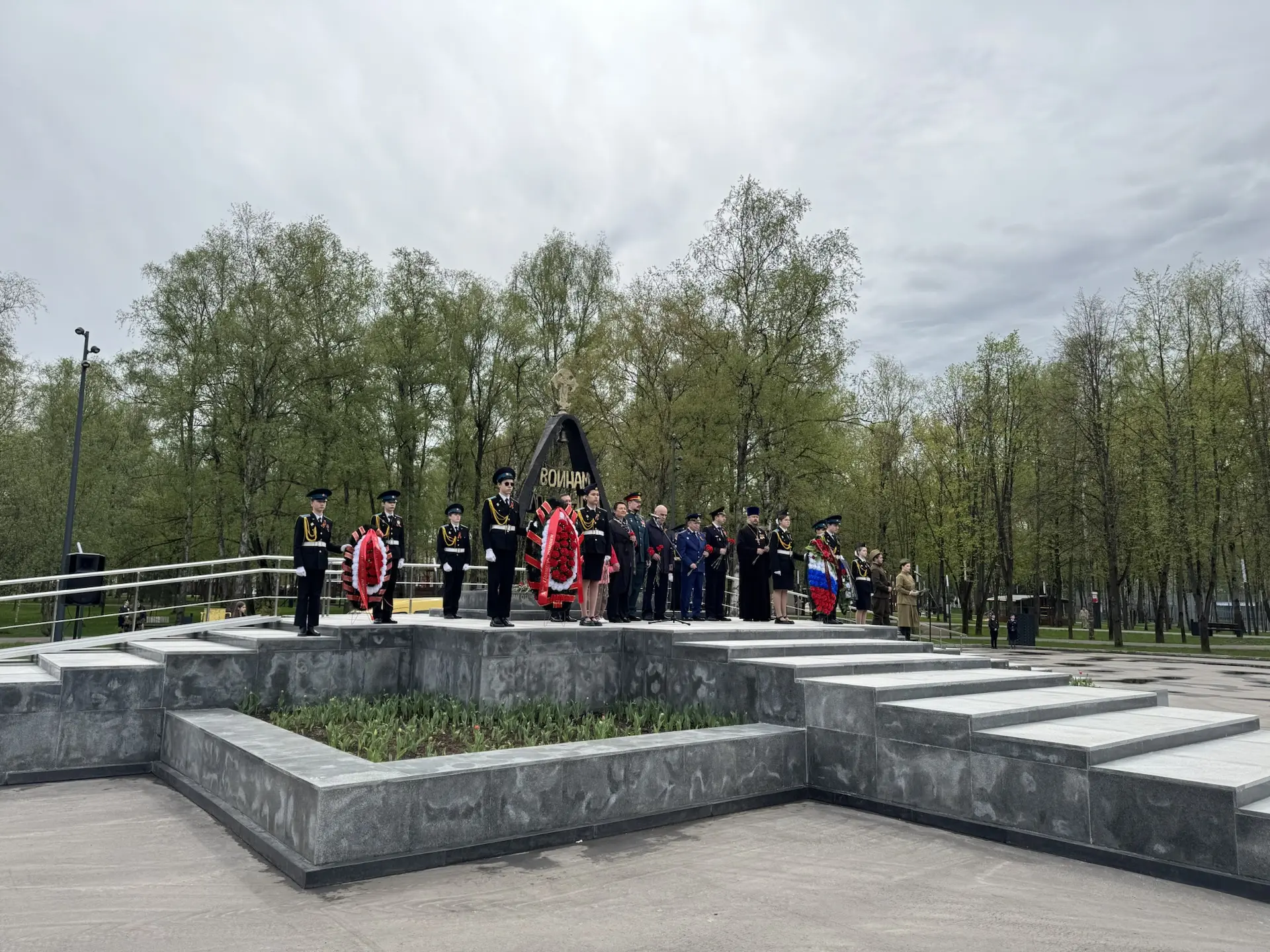 🇷🇺 Сегодня мы склоняем головы перед подвигом поколения победителей. 🙏  В памятный день к Вечному огн