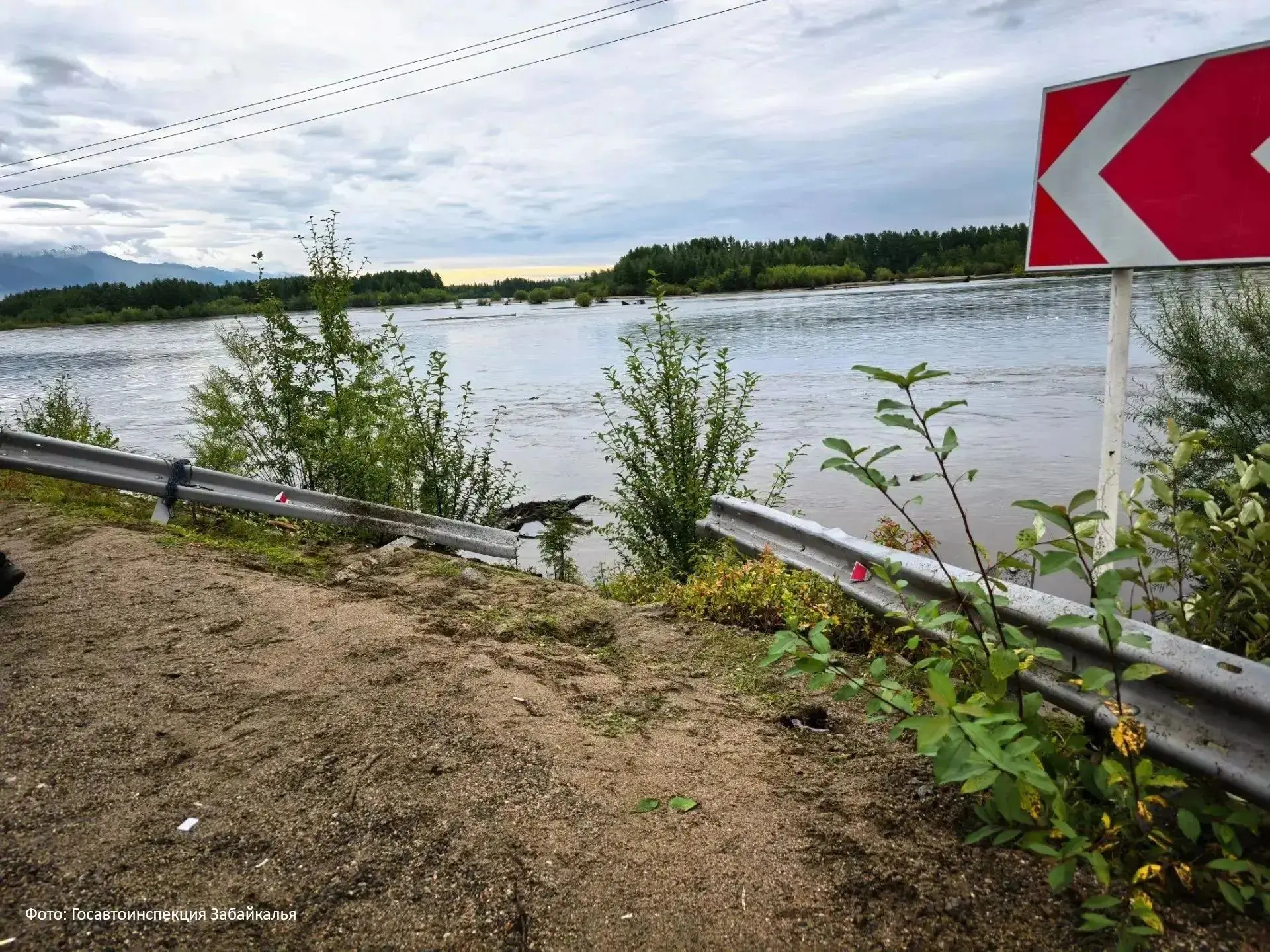 Автомобиль с подростками упал в реку в Забайкалье, погибла девушка, сообщили в регионал...