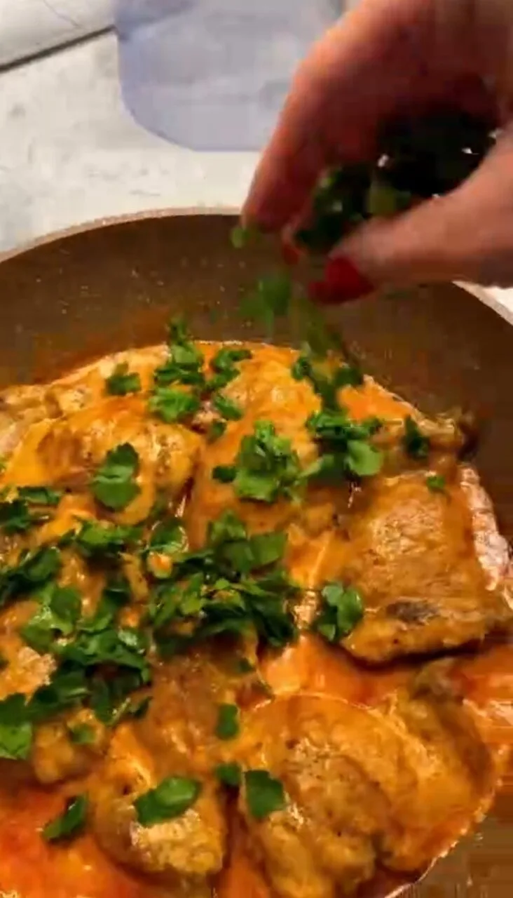 🍗 Сочные куриные бедра в сливочно-томатном соусе.