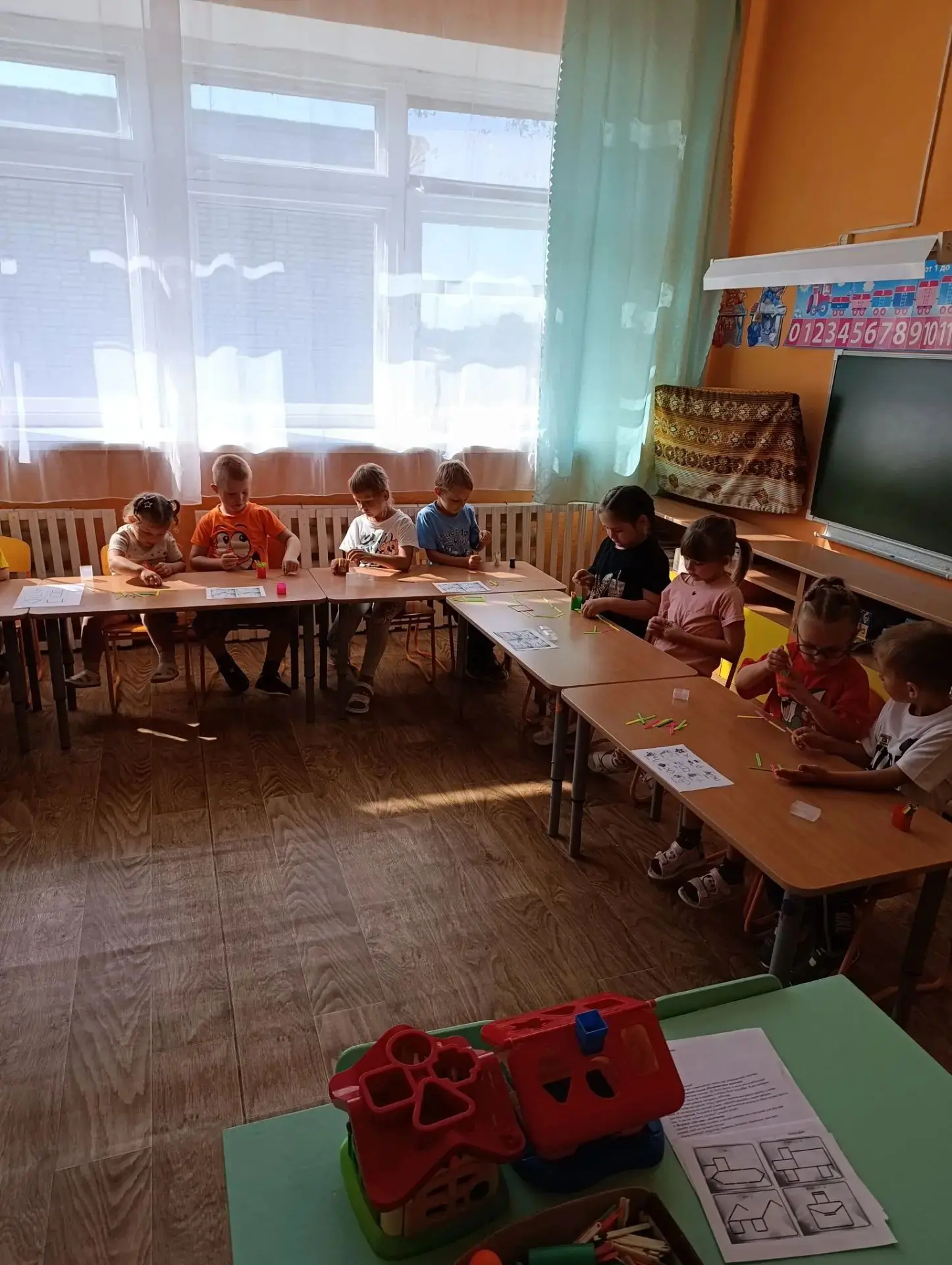Увлекательное занятие «Весёлые счётные палочки». Воспитанники прослушали сказку «Разноц...