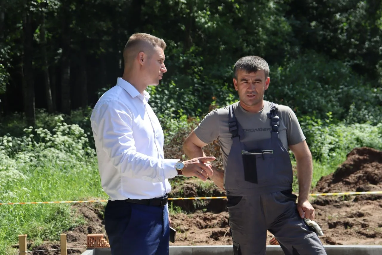 🏃Продолжается обустройство основания для спортивной площадки в деревне Новоселицы. Под...