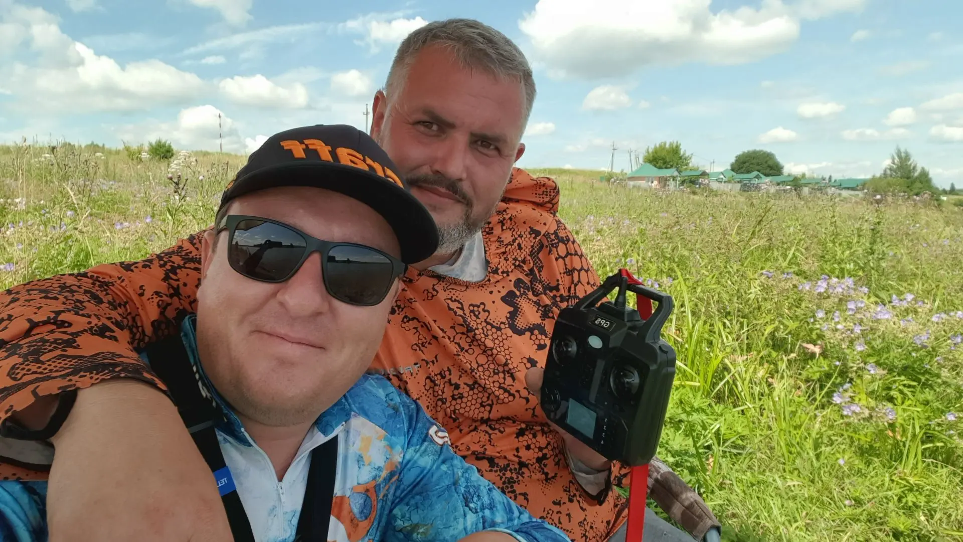 Ну что братцы, приехали с Лехой ловить игромных карпов! Посмотрим что наловим)