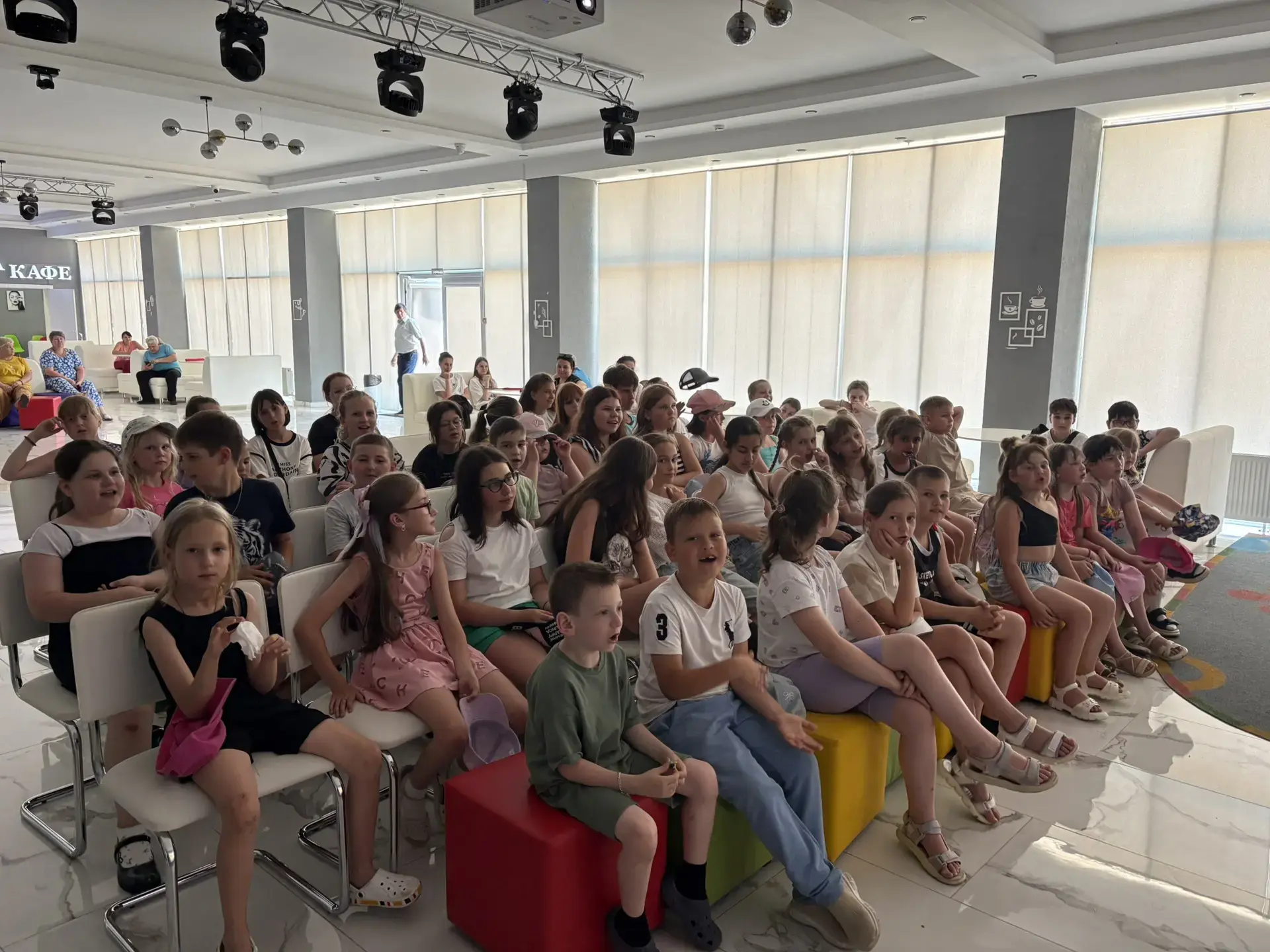 🎉 Волшебное путешествие в мир мультфильмов! 🎉

Сегодня для воспитанников лагеря "Радуга" МУДО "ДДТ