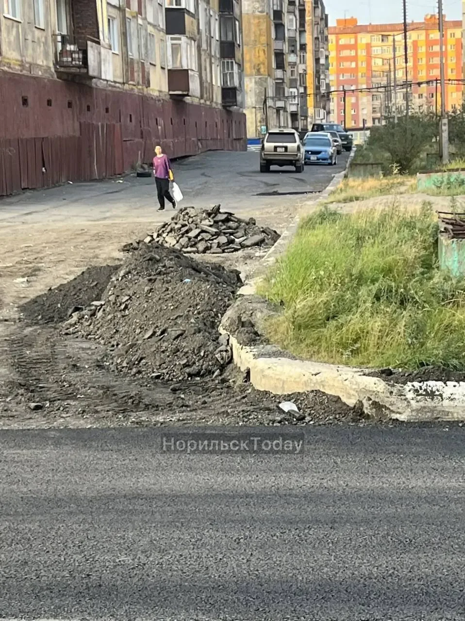 Асфальт положили на Металлургов-17, а вот мусор забыли забрать