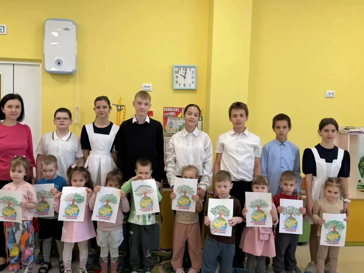 🚀 Профессии, которые меняют мир: 6Г в гостях у малышей!  Сегодня для наших шестиклассников распахнул