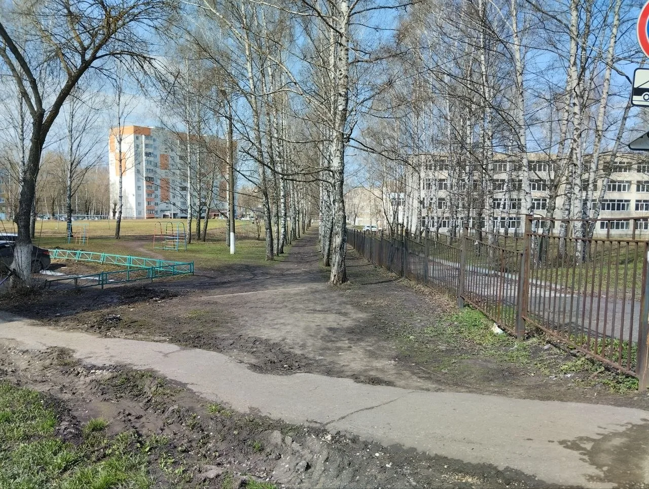 Добрый день. Почему закрыли тротуар с обеих сторон от 30-ой школы? Кто за это отвечает? Где людям хо