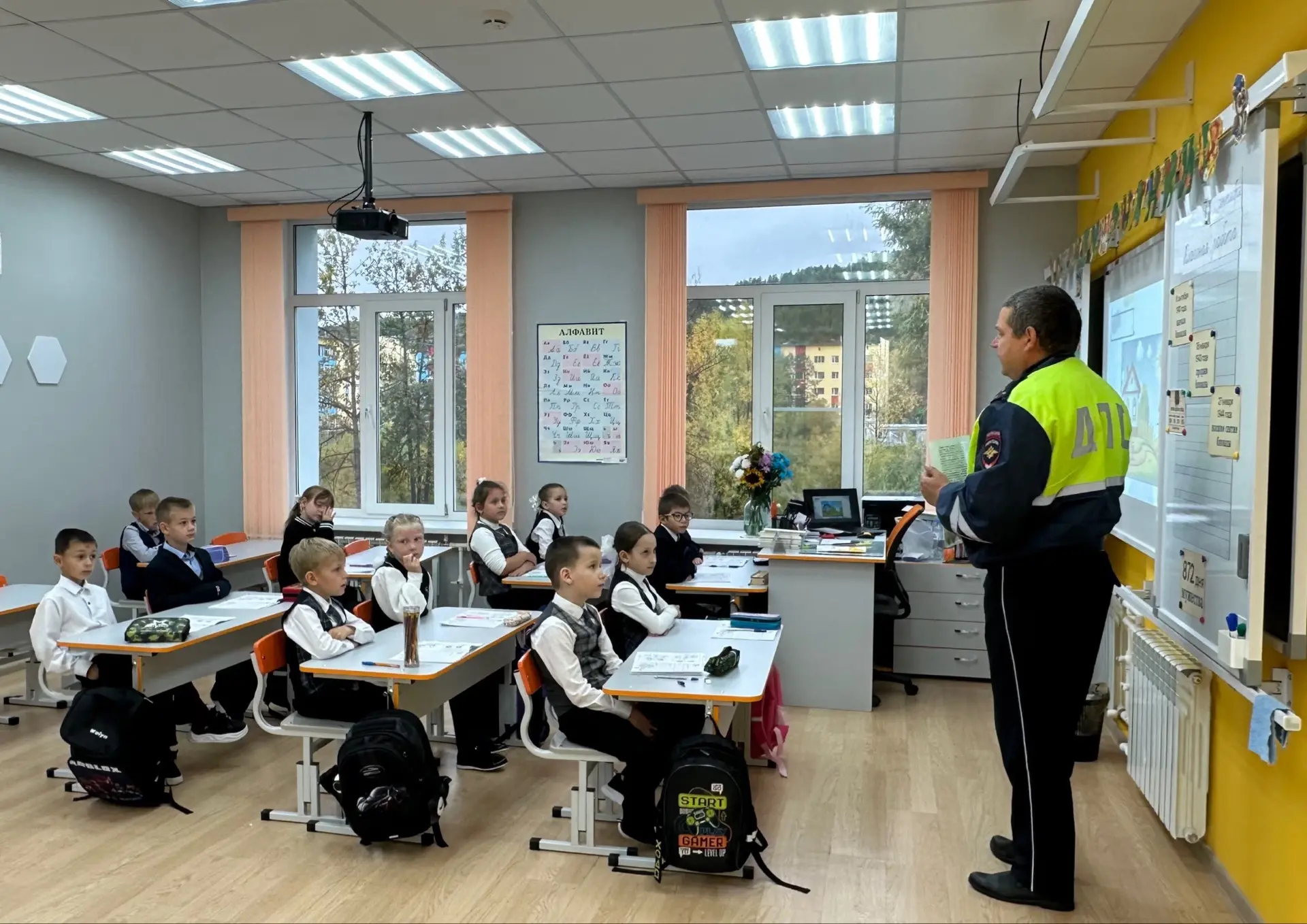 🚦Сегодня к первоклассникам пришёл инспектор ДПС! Вместе ребята поговорили о самом глав...
