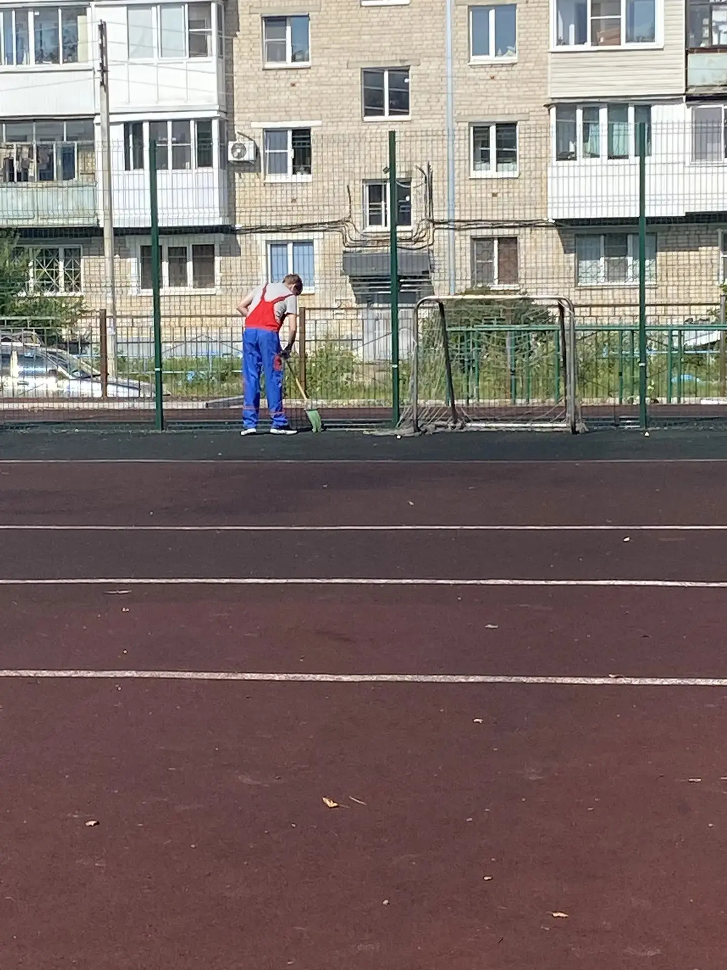 Наша трудовая неделя стартовала на позитивной ноте. Мальчики навели идеальный порядок на спортплощад