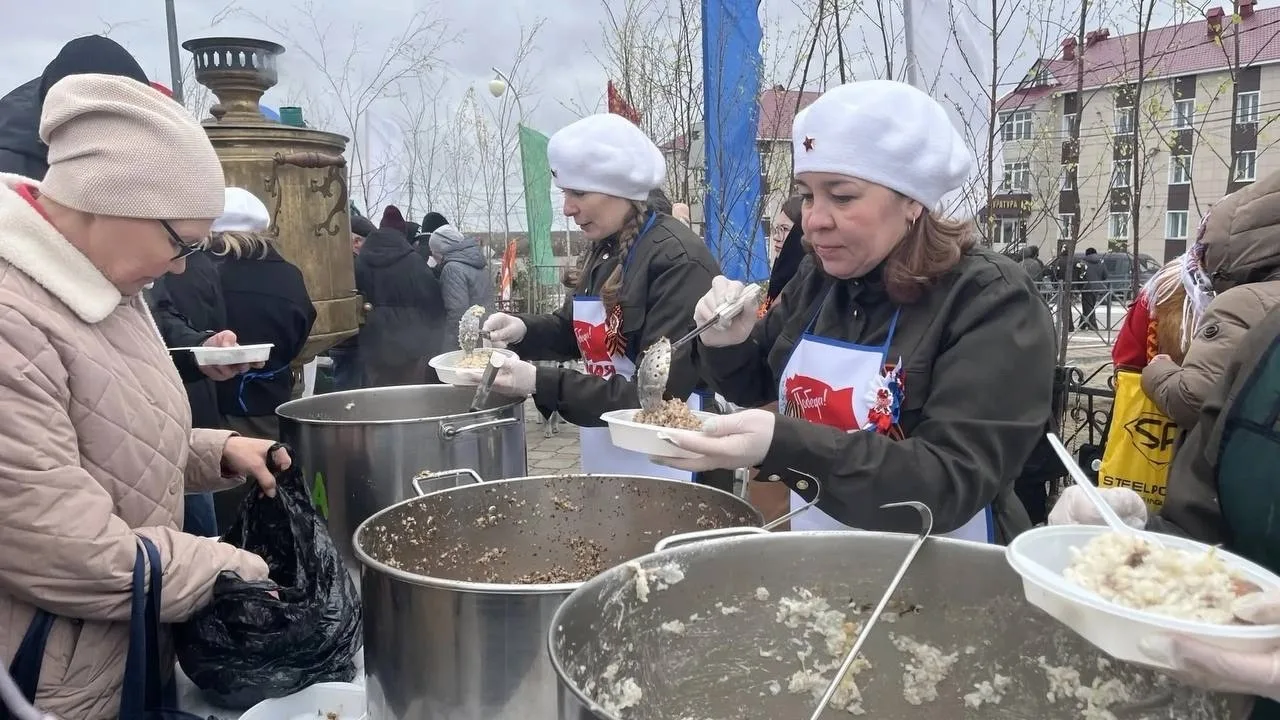 В День Победы в Мужах работу полевой кухни организовали прямо под открытым небом — импровизированная