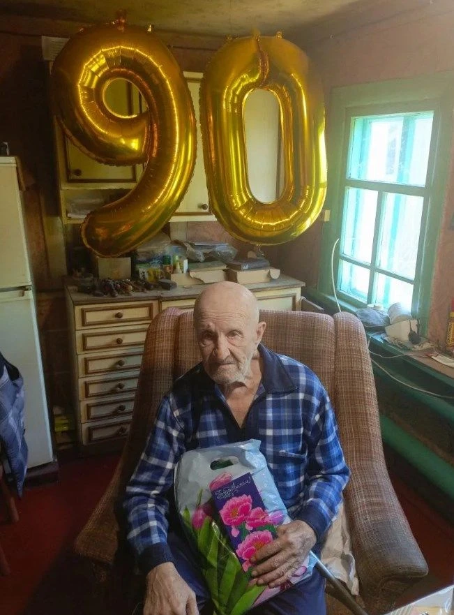 Сотрудники Комплексного центра поздравили с 90-летием Наумова Геннадия Ивановича! Уважаемый  Геннади