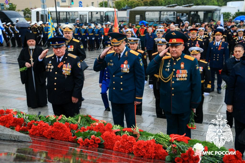 У Вечного огня — в знак памяти и благодарности  На Корабельной Набережной у Вечного огня мемориала «