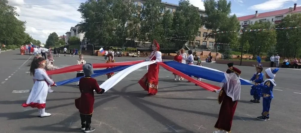 🇷🇺 Единством сильна Россия! Как Медногорск отметил День России.

Сегодня городская площадь стала н