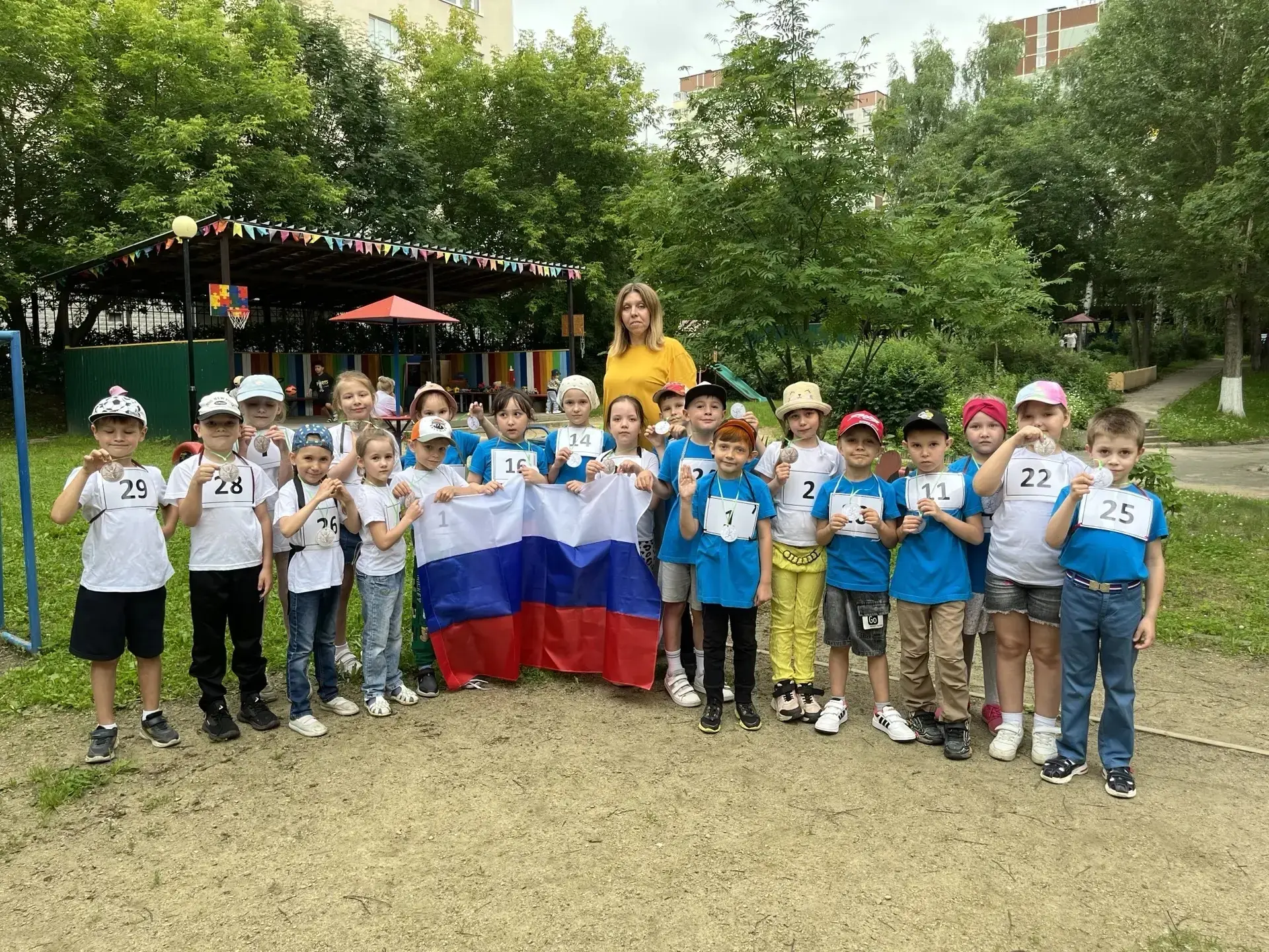 Эстафета для группы 4А — свершилась! Долго ждали, переживали из‑за погоды — и вот он, яркий спортивн