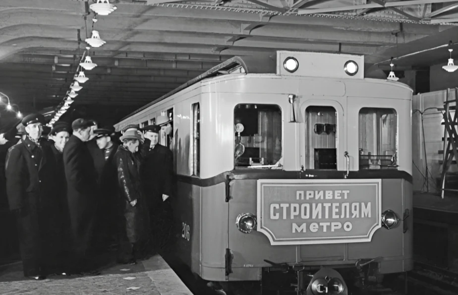 15 мая 1935 года состоялось торжественное открытие первой линии Московского метрополитена. Линия шла