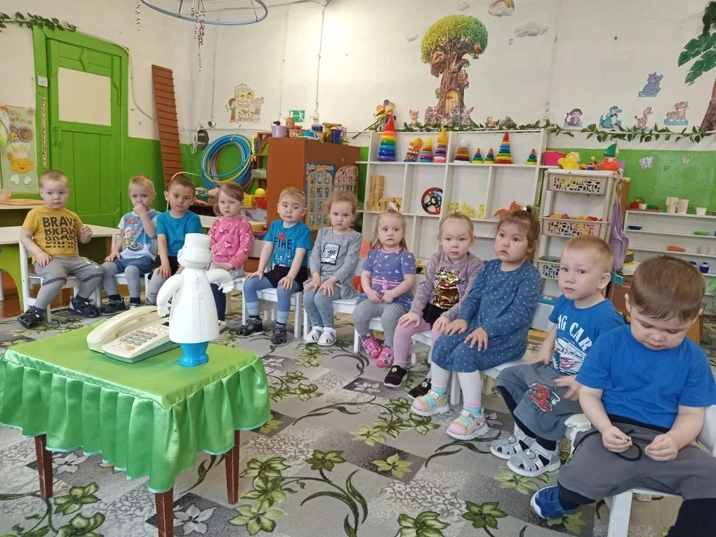 Сегодня к нам в гости пришёл доктор Айболит и его юный помощник Неболейкин. С детьми в ...