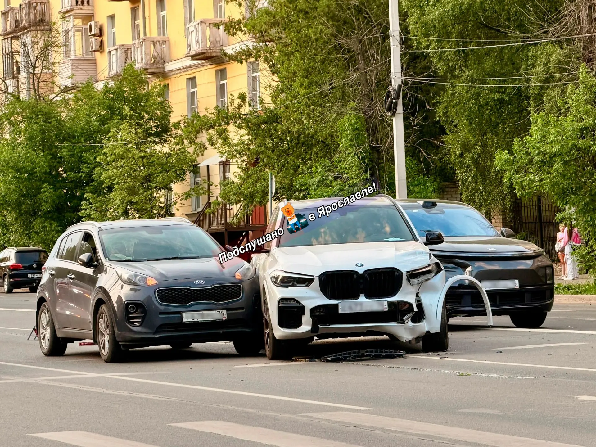 Дорогое пятничное ДТП на пр. Толбухина напротив д. 28/29 Участники: 1) Серый LiXiang 2) Белый BMW 3)