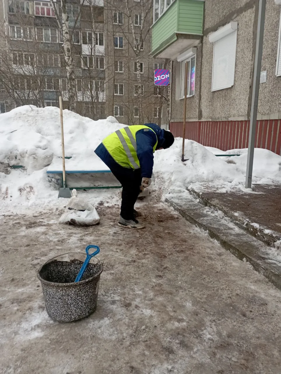 Проводим оперативную уборку придомовых территорий: очищаем входные группы и зоны контейнерных площад