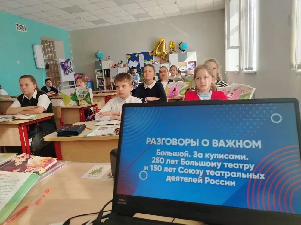 📌В МОУ «Глебовская СОШ» утро для школьников началось традиционно с торжественной линейки , церемонии