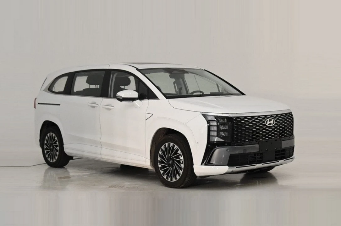 Минивэн Hyundai Custo получит новое «лицо» после рестайлинга