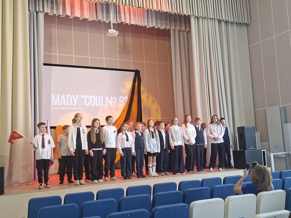 5 мая прошёл смотр литературно-музыкальных композиций, посвящённых 9 Мая. Участвовали 1–6 классы.  Б